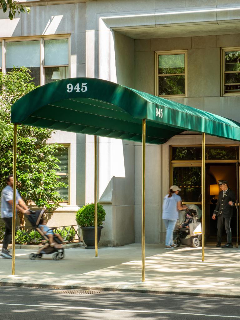 The entrance to 945 5th Avenue.