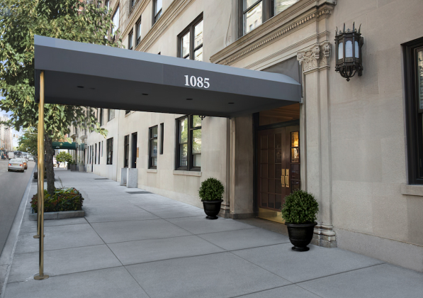 Entrance of 1085 Park Avenue viewed from a city sidewalk