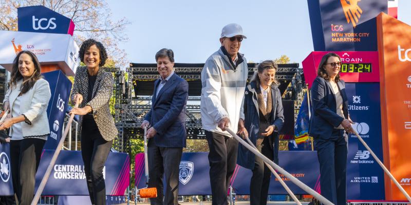 People painting the ground at the new york city marathon