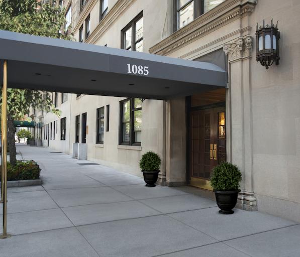 1085 Park Avenue Street Exterior